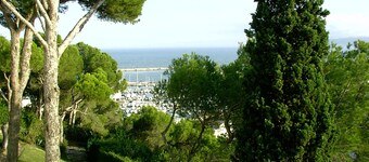 Appartement in locatie aan de kust met zwembad en tuin met gazon,