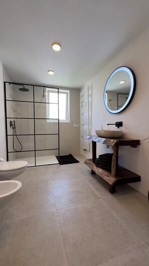 Bathtub, hair dryer, bidet, towels - Vacation home with sea view (Siesta)