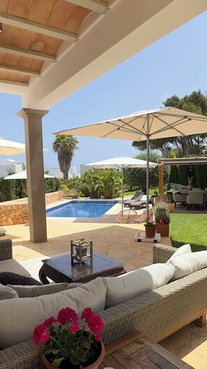 Outdoor dining - Vacation home with sea view (Siesta)