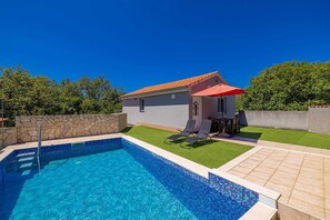 Outdoor pool - Apartment BORO with pool (Linardići)
