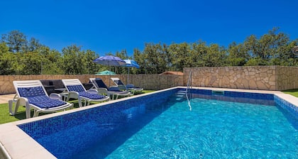 Ferienwohnung BORO mit Pool