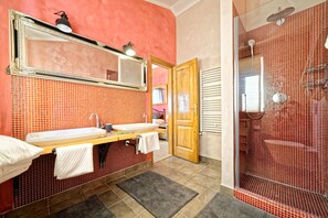 Regadera, secadora de cabello, toallas, jabón 