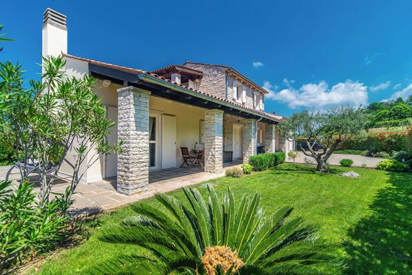 Exterior - Beautiful villa with swimming pool, grill, wifi, PlayStation 3, free WiFi (Momjan)