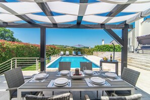 Outdoor dining - Beautiful villa with swimming pool, grill, wifi, PlayStation 3, free WiFi (Momjan)