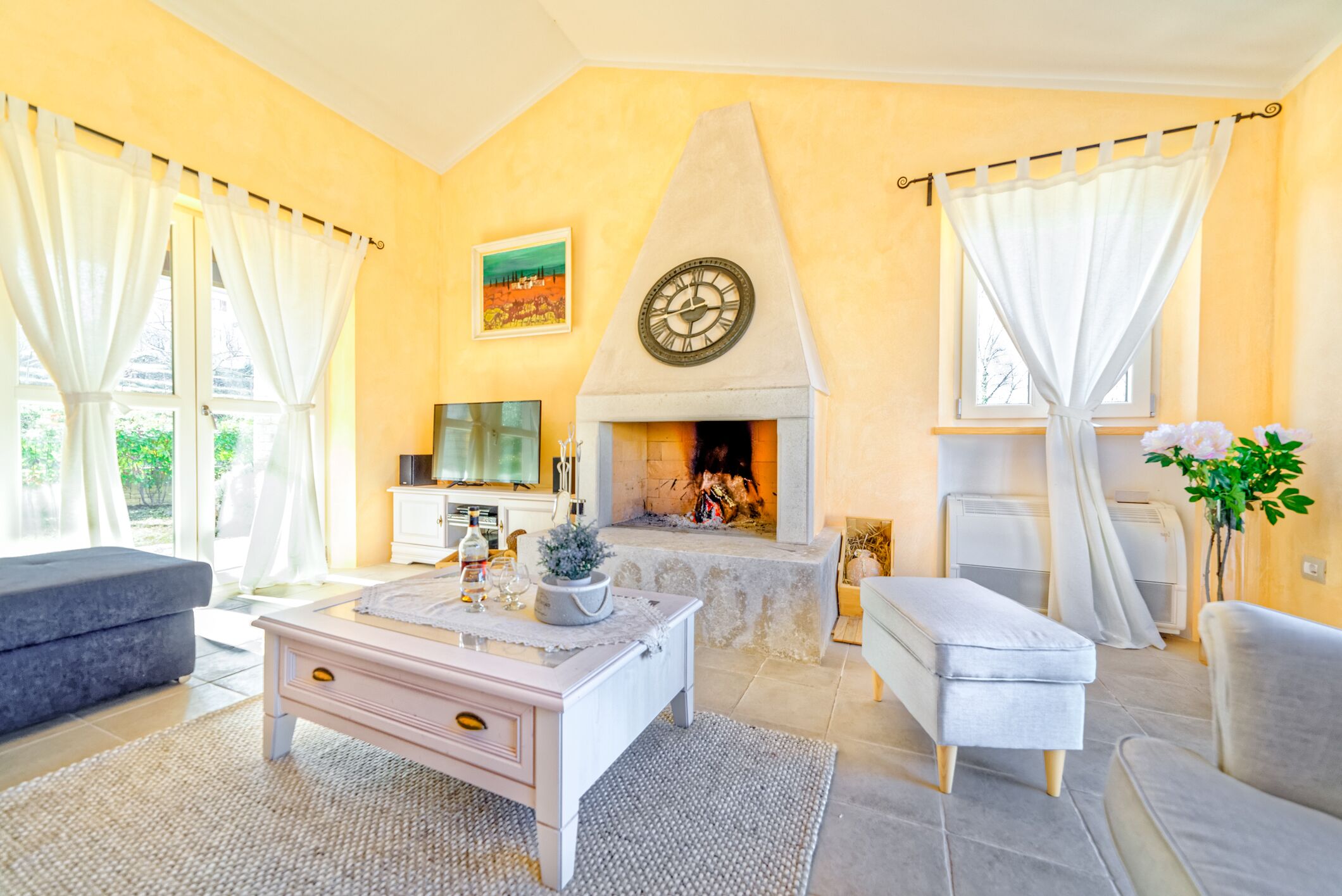 Televisión, chimenea, reproductor de DVD y videoteca 