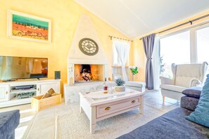 TV, peis, DVD-spiller og filmbibliotek