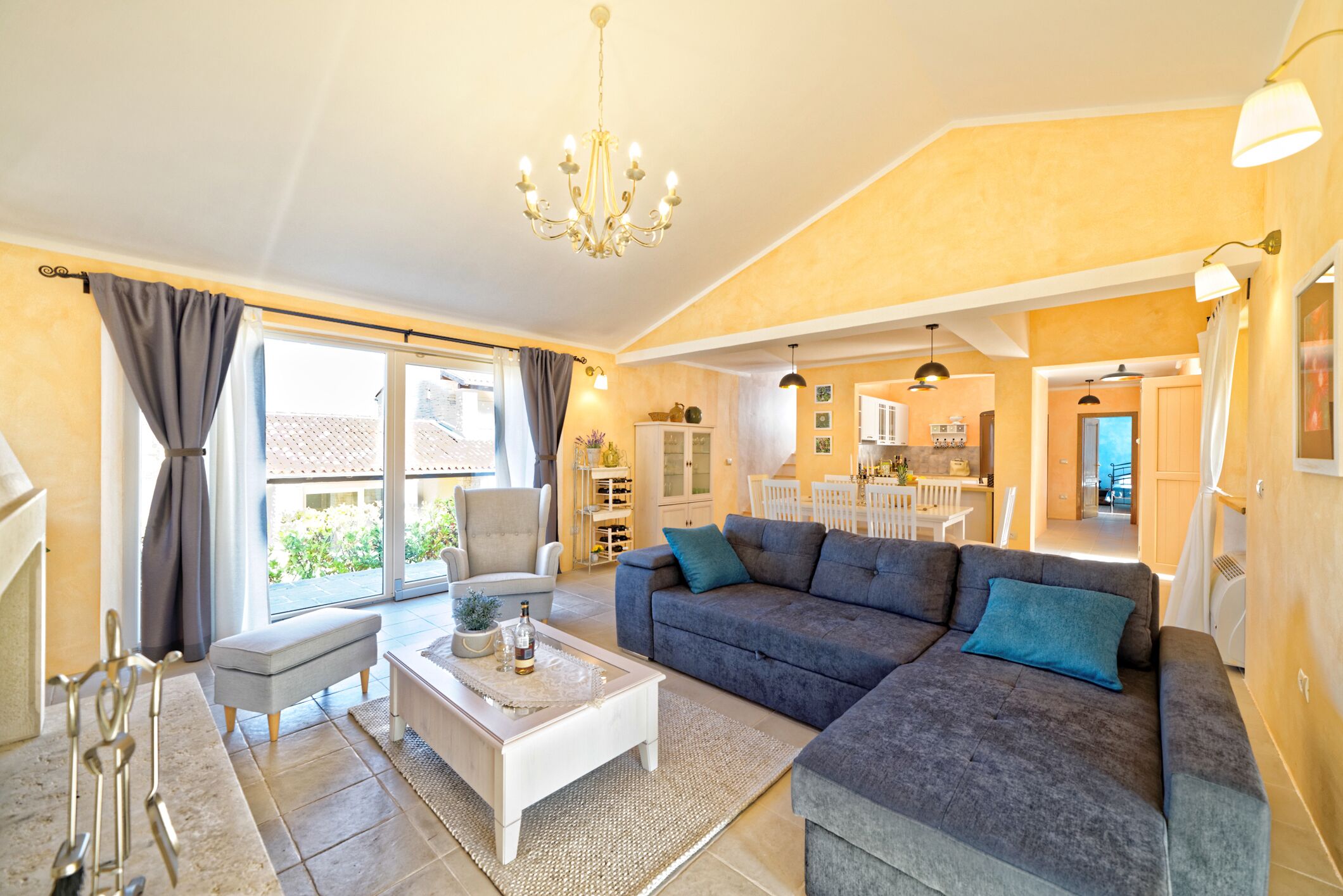 Televisio, takka, DVD-soitin, videokirjasto