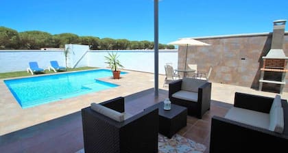 Nouvelle maison de vacances moderne avec piscine privée dans un endroit calme, pour 6 personnes, avec Wi-Fi