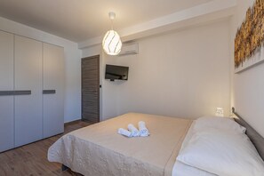 2 bedrooms, in-room safe, iron/ironing board, WiFi