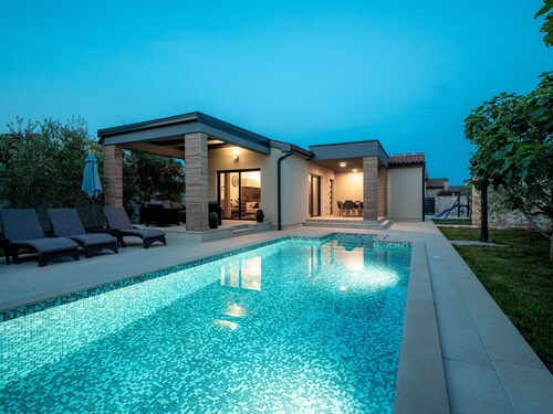 Ganz neue Villa****, Beheizte Pool, 2,5 km vom Meer,Grill,WiFi, kostenloses WLAN