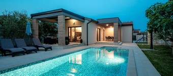 Nuovissima villa ****, piscina riscaldata, a 2,5 km dal mare, barbecue, WiFi, WiFi gratuito