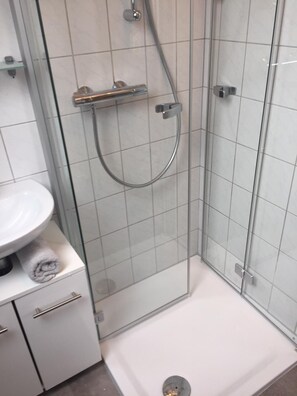 Haartrockner, Handtücher, Toilettenpapier