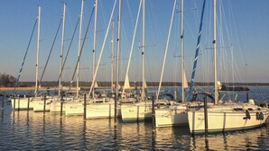 Ein Yachthafen mit mehreren Segelbooten, die dort liegen.