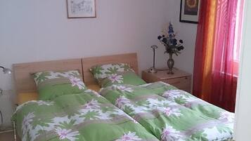 2 bedrooms, iron/ironing board, free WiFi, bed sheets