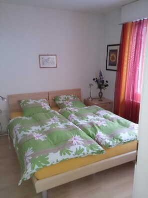 2 bedrooms, iron/ironing board, free WiFi, bed sheets