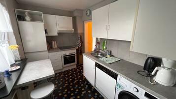 Kühlschrank, Mikrowelle, Ofen, Geschirrspüler
