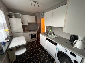 Fridge, microwave, oven, dishwasher - Fitters' apartment - vacation apartment (Hagen)