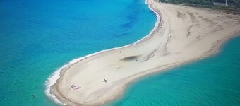 Villa Achilleos. Σύγχρονη κατοικία με απεριστητος και υπέροχη παραλία