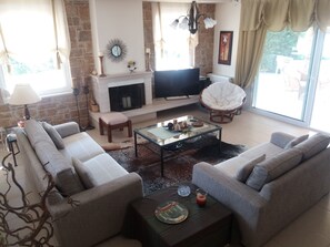 Smart TV, fireplace, DVD player