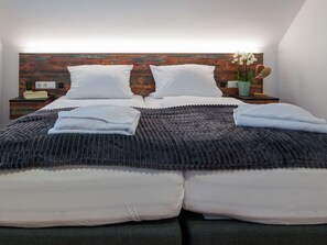 5 Schlafzimmer, Bügeleisen/Bügelbrett, Reisekinderbett, WLAN