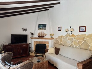 TV, fireplace, DVD player, books - Holiday house with pool, garden, ca. 1 km to beach, tranquil, south-facing (Jávea)