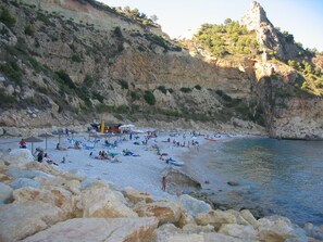 Una spiaggia nelle vicinanze, lettini da mare