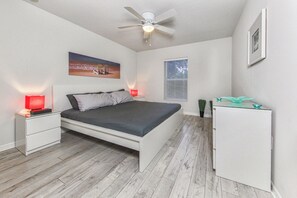 3 habitaciones, tabla de planchar con plancha y cuna de viaje 