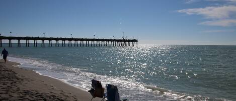 Vlak bij het strand, ligstoelen aan het strand, strandlakens