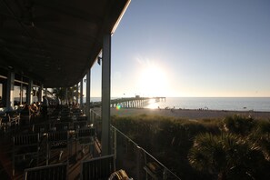 Nær stranden, solsenger og strandhåndklær