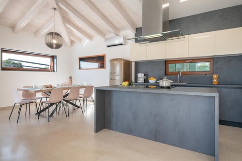 Villa with swimming pool, 500 m from the sea, TOP LOCATION, barbecue, washing machine, dishwasher