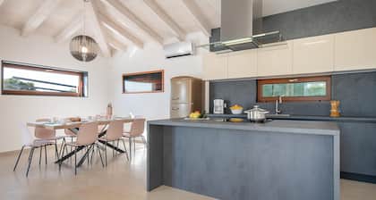 Villa with swimming pool, 500 m from the sea, TOP LOCATION, barbecue, washing machine, dishwasher