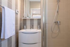 Bathtub, hair dryer, bidet, towels