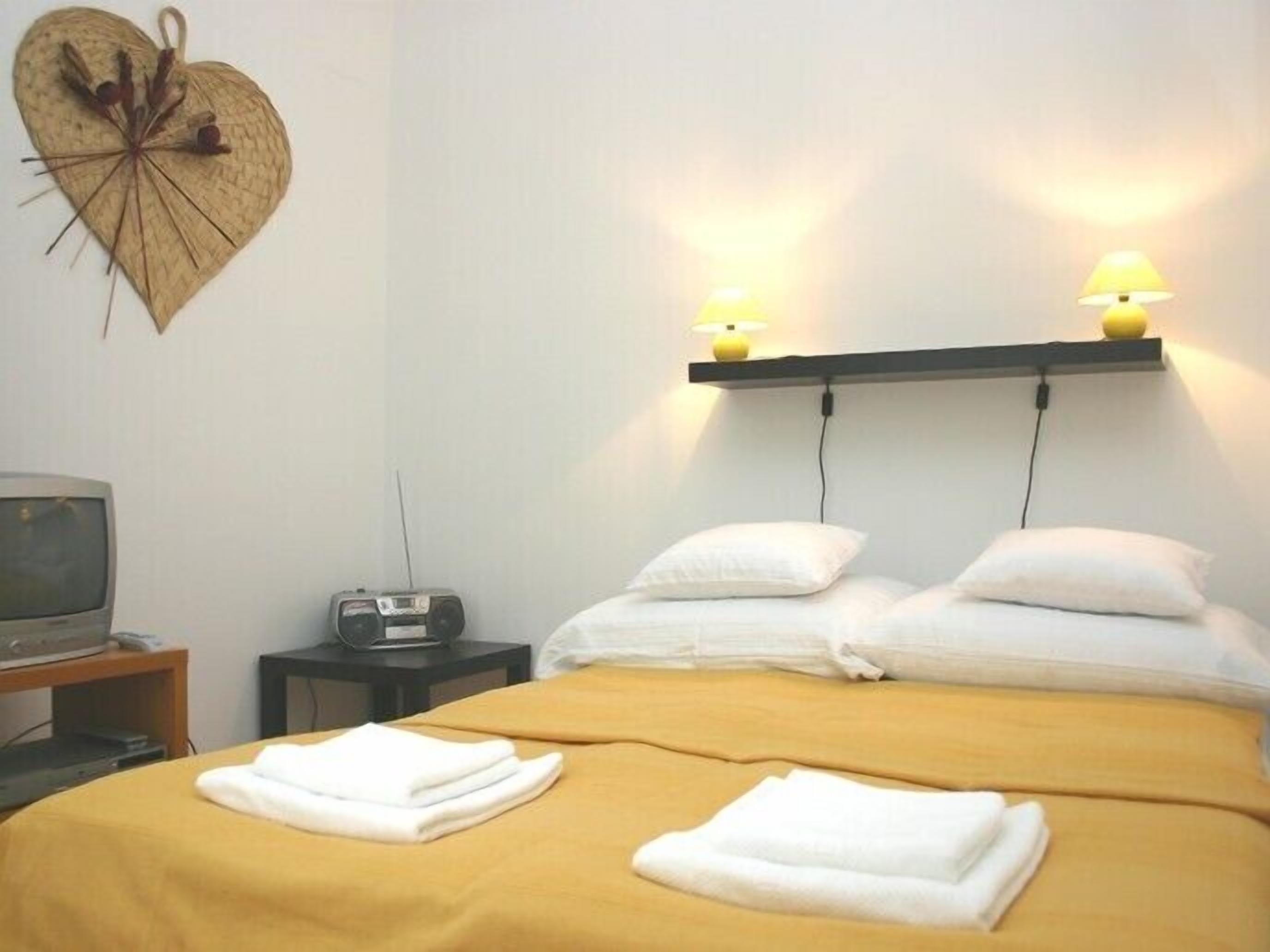 Schlafzimmer mit Radio, TV