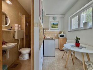 Kühlschrank, Mikrowelle, Herdplatte, Wasserkocher mit Kaffee-/Teezubehör