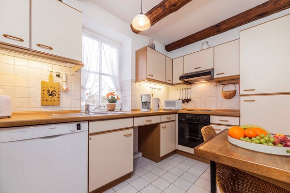 Kühlschrank, Mikrowelle, Ofen, Geschirrspüler