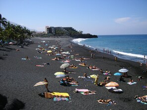 Ubicación cercana a la playa y tumbonas