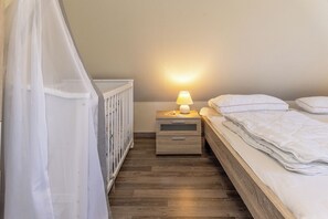 2 bedrooms, travel cot, free WiFi - Vacation home "Wattwurm" - this very nice semi-detached house with approx. (Carolinensiel)