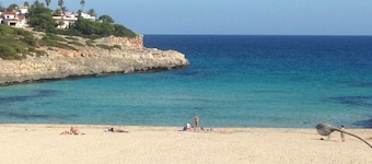 Cala Mandiaの共同プール付き4〜5名用の素敵なアパート