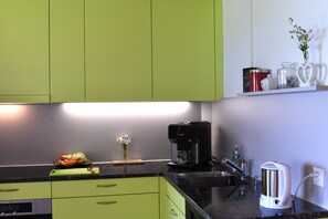 Refrigerador, microondas, parrilla de estufa y lavavajillas