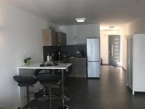 Fridge, oven, stovetop, coffee/tea maker