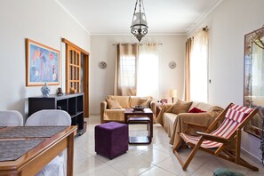 Fernseher, Kamin, Bücher, Stereoanlage
