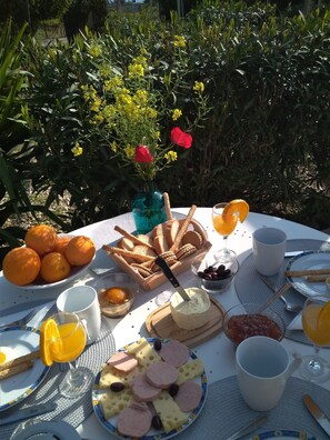 Outdoor dining - Εξοχικη κατοικία, ήσυχη τοποθεσία, με θέα στο βουνό κοντά στην παραλία. (Mpolati Korinthias)