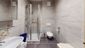Dusche, Haartrockner, Handtücher