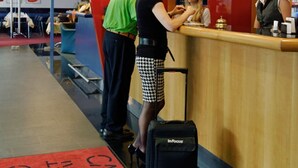 A hotel reception area with a red carpet, a counter, and a seating area in the background. - Double room - Hotel Carat (Erfurt)