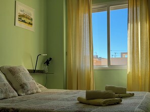 3 makuuhuonetta, työpöytä, silitysrauta/-lauta, Wi-Fi