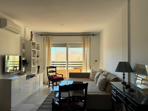 TV connectée, lecteur de DVD, livres, médiathèque