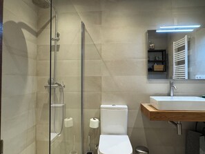 Ensemble douche/baignoire, sèche-cheveux, bidet, serviettes fournies