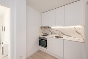 Refrigerador, horno, parrilla de estufa y utensilios de cocina 