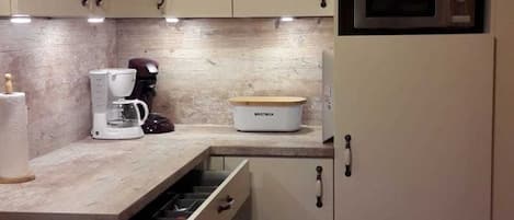 Réfrigérateur, micro-ondes, four, lave-vaisselle