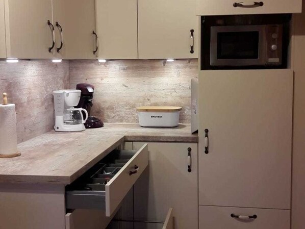 ثلاجة، ميكروويف، فرن، غسالة أطباق